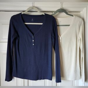 NEARLY NEW: Set Of 2 GAP V-Neck Thermal Tees In Navy And Ivory